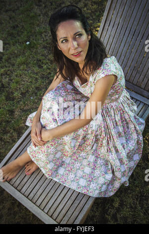 Woman gardening. Girl gardening mature dans sa cour arrière. la saison du printemps, scène rurale Banque D'Images