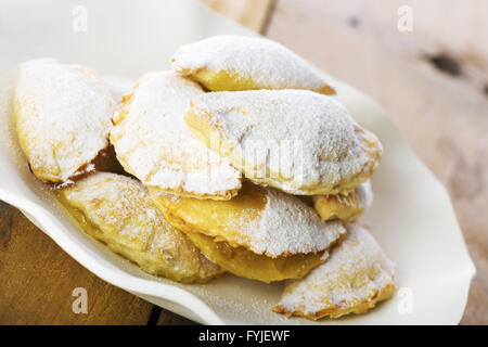 Délicieux biscuits sur la plaque avec du papier blanc