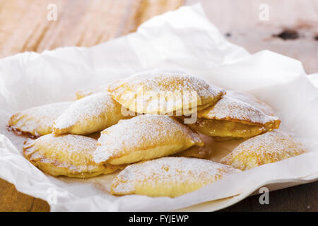 Délicieux biscuits sur la plaque avec du papier blanc