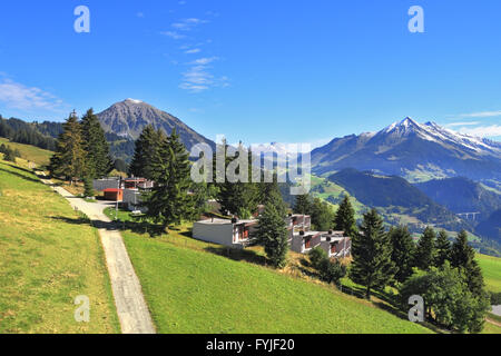 Météo magnifiques dans la ville touristique de Leysin, dans les Alpes suisses. Doux pittoresques prairies alpines et Maisons rurales Chalets Banque D'Images