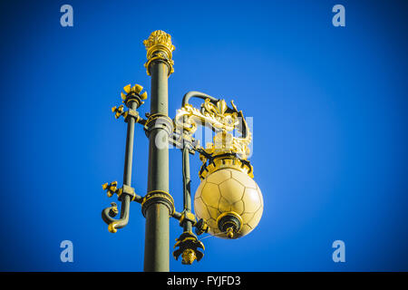 Détail lampe de rue, cour d'honneur du palais royal de Madrid, Espagne Banque D'Images