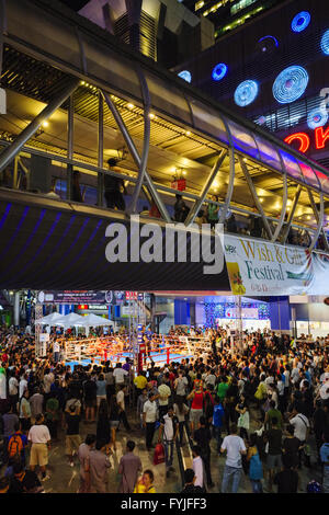 La boxe en face d'un centre commercial, Bangkok Banque D'Images