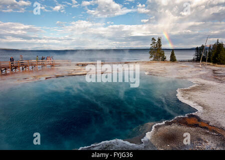 WYOMING - les visiteurs du parc sur la promenade à Black Pool dans le West Thumb Geyser Basin situé le long de la rive du lac Yellowstone. Banque D'Images