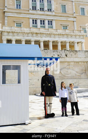 Evzone en face du parlement grec, Athènes, Grèce Banque D'Images
