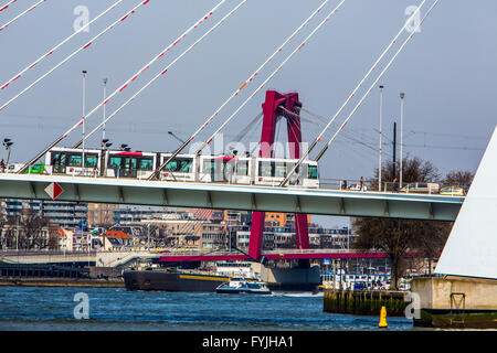 Pont Erasmus sur la rivière Nieuwe Maas, ligne d'horizon du centre-ville de Rotterdam, aux Pays-Bas, le trafic sur le pont, les bateaux sur la rivière, Banque D'Images