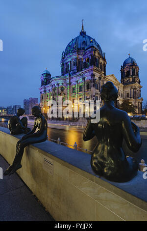 Bronze sculptures en face de la cathédrale de Berlin Banque D'Images