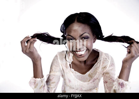 Modèle féminin sombre duper avec ses cheveux Banque D'Images