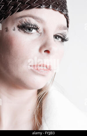 Portrait d'une élégante blonde girl in white Banque D'Images