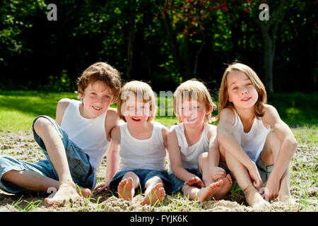 Heureux les enfants en chemises blanches Banque D'Images