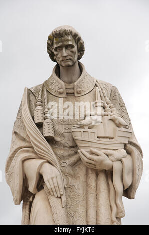 Une statue en marbre du martyr São Vicente, saint patron de Lisbonne. Il est titulaire d'un navire avec deux corbeaux, l'emblème de la ville. Le Portugal. Banque D'Images