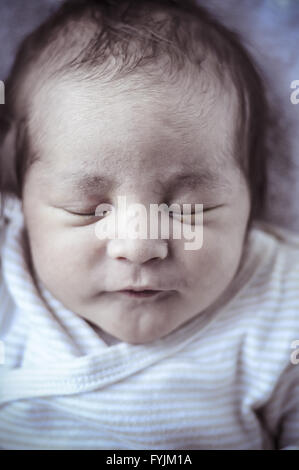 New Born Baby recroquevillé dort sur une couverture, les expressions multiples Banque D'Images