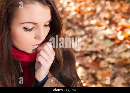 Brunette de mode à l'automne Banque D'Images