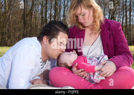 Papa embrasse sa petite fille