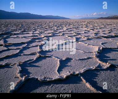 États-unis, Californie, Death Valley National Park, les modèles polygonaux à salt pan sur le plancher de la vallée de la mort dans la lumière du soir. Banque D'Images