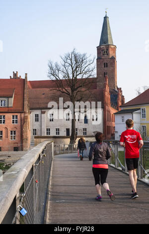 Jogger au pont de St Pierre und Paul Cathedral Banque D'Images