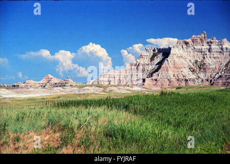 Grade 1 : les nuages se déplacer dans plus de l'herbe à plaines Badlands National Park (Dakota du Sud) Banque D'Images