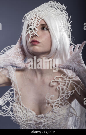 Son, belle femme avec couture robe en blanc, violon, musique concept Banque D'Images