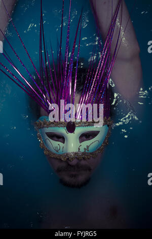 La dépression, l'homme en bleu baignoire pleine d'eau, la tristesse concept Banque D'Images