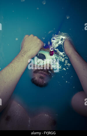 La dépression, l'homme en bleu baignoire pleine d'eau, la tristesse concept Banque D'Images