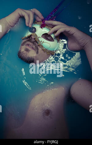 La dépression, l'homme en bleu baignoire pleine d'eau, la tristesse concept Banque D'Images