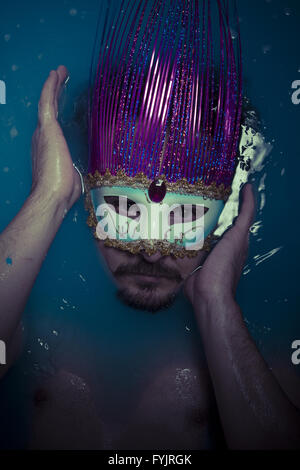 La dépression, l'homme en bleu baignoire pleine d'eau, la tristesse concept Banque D'Images