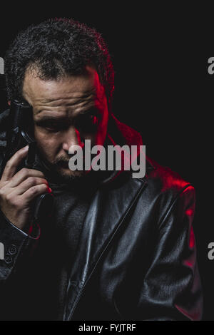 Voleur, voleur avec l'arme à la main. homme en blouson de cuir Banque D'Images