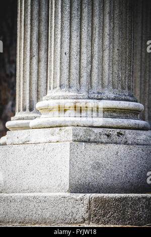 La construction, des colonnes de style grec, chapiteaux corinthiens dans un parc Banque D'Images