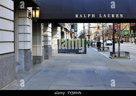 Un auvent identifie une entrée du magasin concepteur de Ralph Lauren le long du Magnificent Mile de Chicago. Chicago, Illinois, USA. Banque D'Images