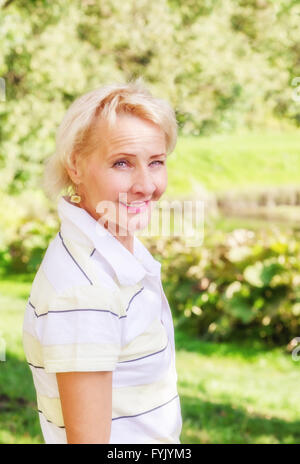 Portrait d'une femme d'âge moyen dans un parc sur une journée ensoleillée Banque D'Images