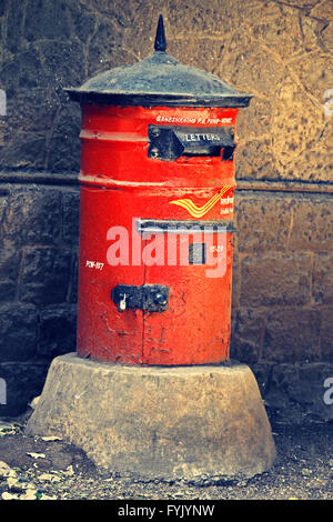 Rouge indien traditionnel Post Box Banque D'Images