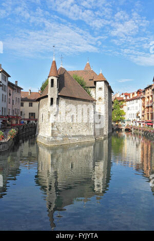 La prison médiévale au milieu d'un grand canal de la ville Banque D'Images