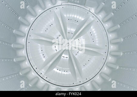 En perspective vue de l'intérieur du tambour lave-linge bleu déménagement dans la restauration rapide et de la circulation rapide de flou Banque D'Images