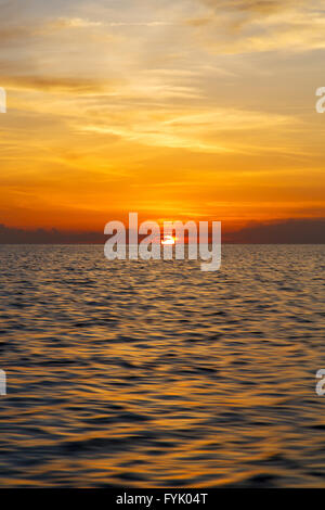 Lever du soleil sur la mer en bateau en Thaïlande Kho Tao littoral baie sud de la mer de Chine Banque D'Images