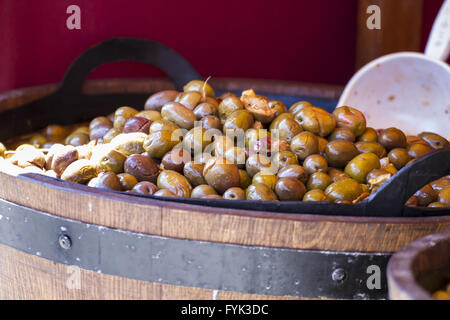 Les fûts en bois, Cocktail d'olives et de versions Banque D'Images