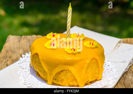 Motif jaune gâteau d'anniversaire d'un an Banque D'Images