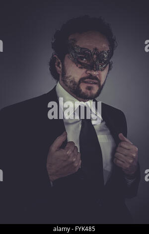 Cravate, Portrait d'homme élégant, mystérieux Masque de Venise Banque D'Images