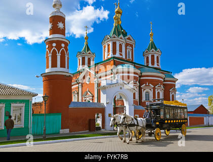 KOLOMNA, RUSSIE - Mai 03, 2014 : calèches (omnibus) dans Kolomna Kremlin - Russie - région de Moscou Banque D'Images