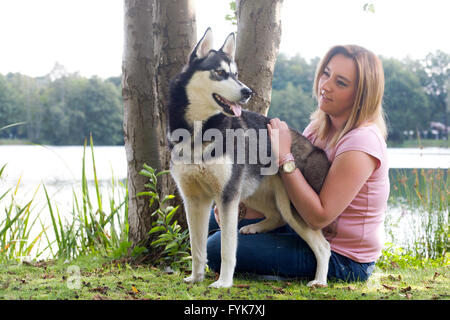 caresser le chien Banque D'Images