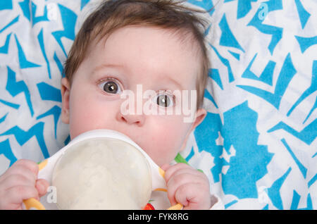 Fille de six mois à partir de la formule de lait de consommation d'une bouteille Banque D'Images