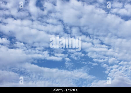 Les nuages blancs sur le ciel bleu Banque D'Images