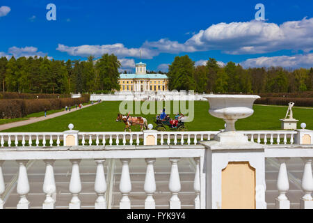 Moscou, Russie - 02 MAI : Quelques personnes dans Museum-Estate Arkhangelskoye sur 02 mai 2014 à Moscou, Russie Banque D'Images