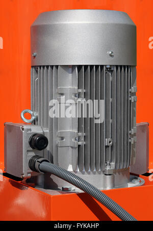 Les moteurs électriques puissants rouge pour l'équipement industriel moderne Banque D'Images