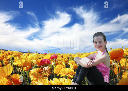 Beau charmant sourire fillette de six ans dans un champ Banque D'Images