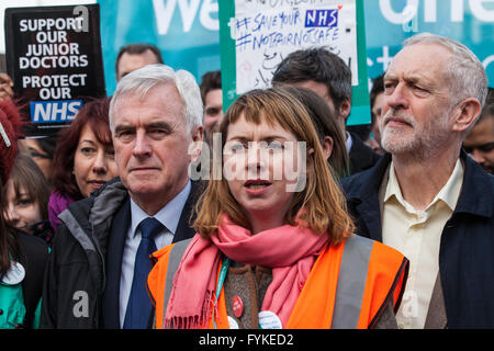 Londres, Royaume-Uni. 26 avril, 2016. Jeremy Corbyn MP, Chef de l'opposition, et John McDonnell MP, Chancelier de l'ombre, sur les médecins de St Thomas mars'' l'hôpital pour le ministère de la santé au cours de la première grève. Credit : Mark Kerrison/Alamy Live News Banque D'Images