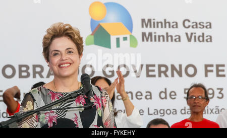 Salvador, Brésil. 26 avril, 2016. Photo fournie par la présidence du Brésil montre la présidente du Brésil, Dilma Rousseff parle au cours de la cérémonie de transfert d'unités de logement, à Salvador de Bahia, Brésil, le 26 avril 2016. Source : Xinhua/Alamy Live News Banque D'Images