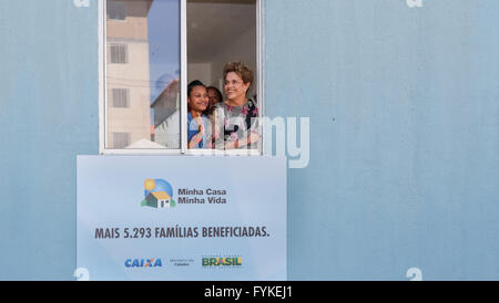 Salvador, Brésil. 26 avril, 2016. Photo fournie par la présidence du Brésil montre la présidente du Brésil, Dilma Rousseff (R) interagissant avec des résidents au cours de la cérémonie de transfert d'unités de logement, à Salvador de Bahia, Brésil, le 26 avril 2016. Source : Xinhua/Alamy Live News Banque D'Images