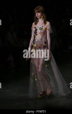 Sao Paulo, Brésil. Apr 26, 2016. Un modèle présente une création de Patbo pendant la Fashion Week de Sao Paulo, à Sao Paulo, Brésil, le 26 avril 2016. © Rahel Patrasso/Xinhua/Alamy Live News Banque D'Images