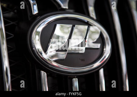 San Isidro (Argentine). Apr 26, 2016. Logo de SUV Chinois Lifan X60 1,8 MT plus complet est vue à un dealer shop dans la ville de San Isidro, à 30 km de Buenos Aires, capitale de l'Argentine, le 26 avril 2016. Lifan l'Argentine a annoncé en mars l'ouverture de son réseau de concessionnaires et le début de la commercialisation de ses Lifan SUV X60 1,8 MT plus complet. © Martin Zabala/Xinhua/Alamy Live News Banque D'Images