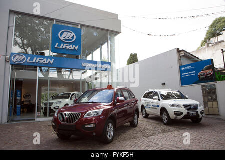 San Isidro (Argentine). Apr 26, 2016. Modèles de la Lifan SUV X60 1,8 MT complètes Plus de Chinois auto marque Lifan sont l'affichage à un dealer shop dans la ville de San Isidro, à 30 km de Buenos Aires, capitale de l'Argentine, le 26 avril 2016. Lifan l'Argentine a annoncé en mars l'ouverture de son réseau de concessionnaires et le début de la commercialisation de ses Lifan SUV X60 1,8 MT plus complet. © Martin Zabala/Xinhua/Alamy Live News Banque D'Images