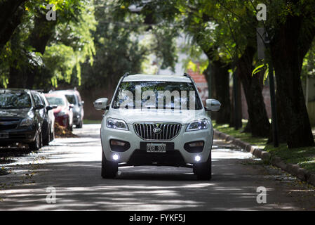 San Isidro (Argentine). Apr 26, 2016. Un employé d'un concessionnaire boutique essaie l'Lifan SUV modèle X60 1,8 MT plus complet de marque Lifan auto chinois dans la ville de San Isidro, à 30 km de Buenos Aires, capitale de l'Argentine, le 26 avril 2016. Lifan l'Argentine a annoncé en mars l'ouverture de son réseau de concessionnaires et le début de la commercialisation de ses Lifan SUV X60 1,8 MT plus complet. © Martin Zabala/Xinhua/Alamy Live News Banque D'Images